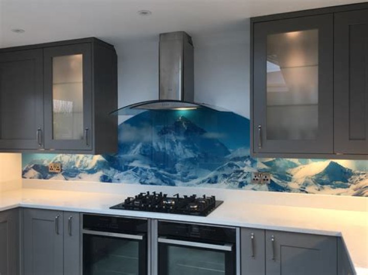 Are glass splashbacks any good?
