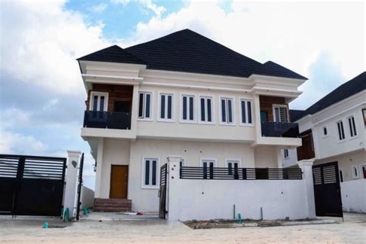 Can a foreigner buy a house in Nigeria?