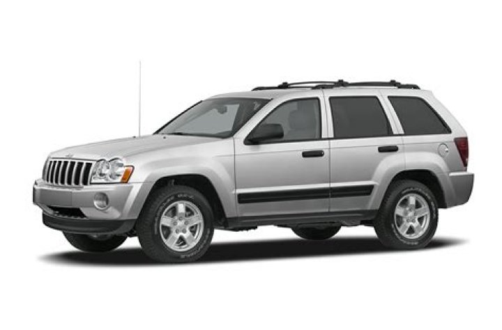 Does a 2006 Jeep Grand Cherokee Laredo have 4 wheel drive?