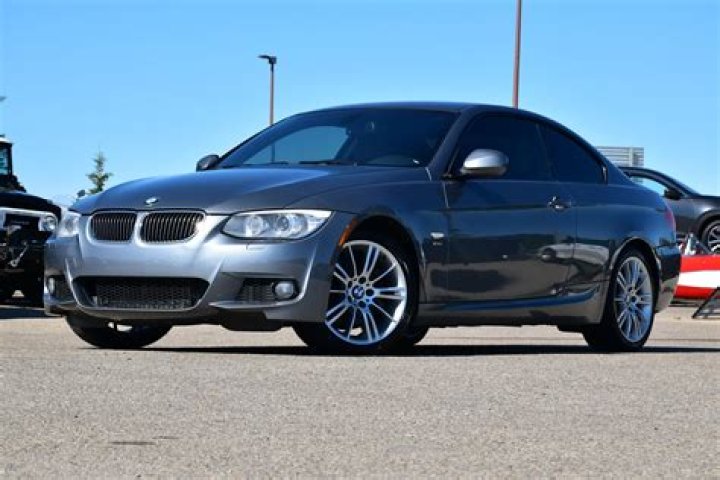 Does the 2010 BMW 335i have twin-turbo?