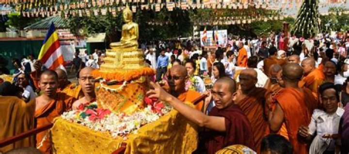 How do Buddhist celebrate Obon?