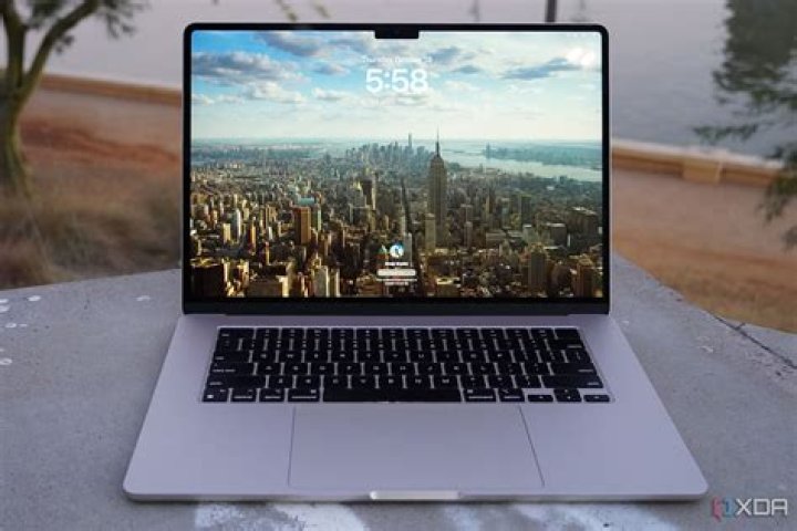 How do I control the fan on my MacBook air?