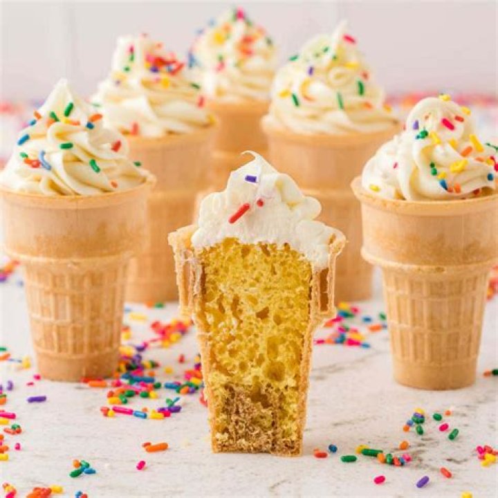 How do you hold cupcakes in ice cream cones?