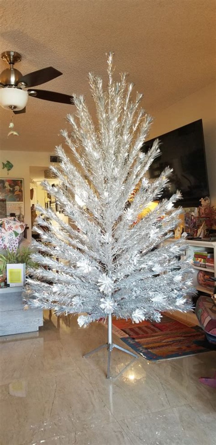 How do you illuminate an aluminum tree?