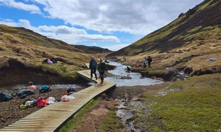 How long is the hike to the MASH set?