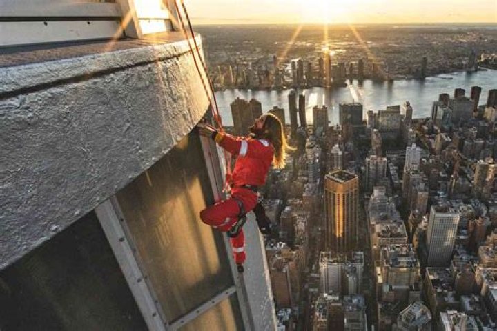 How many people have died from jumping off the Empire State Building?