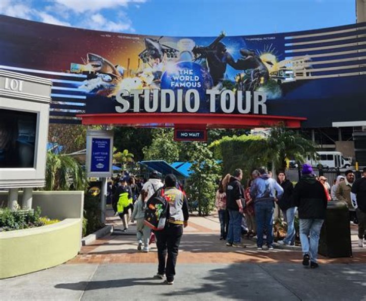 How much does Universal Studios Hollywood pay employees?