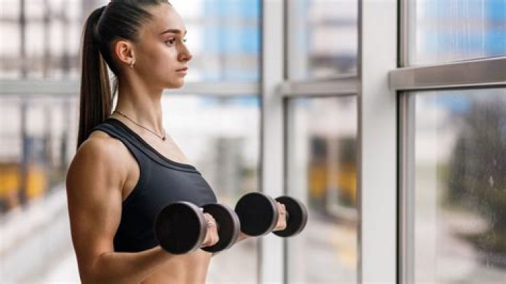How much should a woman bicep curl?