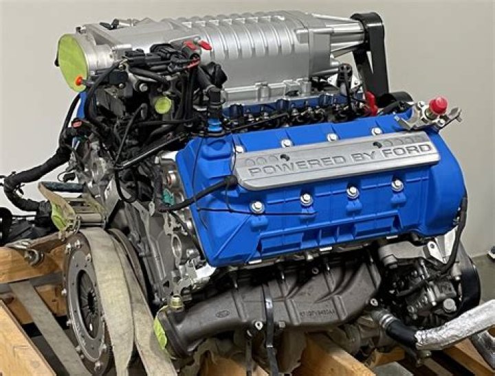 What engine is in a Ford 7840?