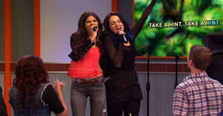 What episode do Jade and Tori sing take a hint?