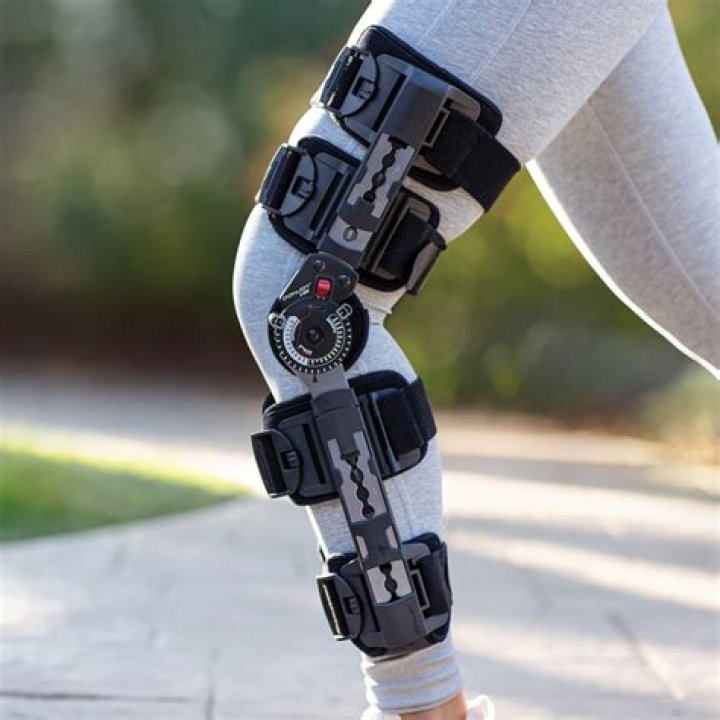 What is a knee brace in wood?