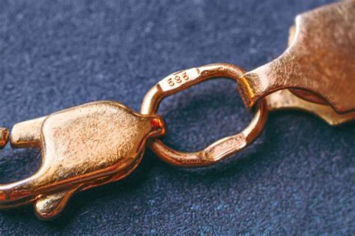 What is an estate piece of jewelry?