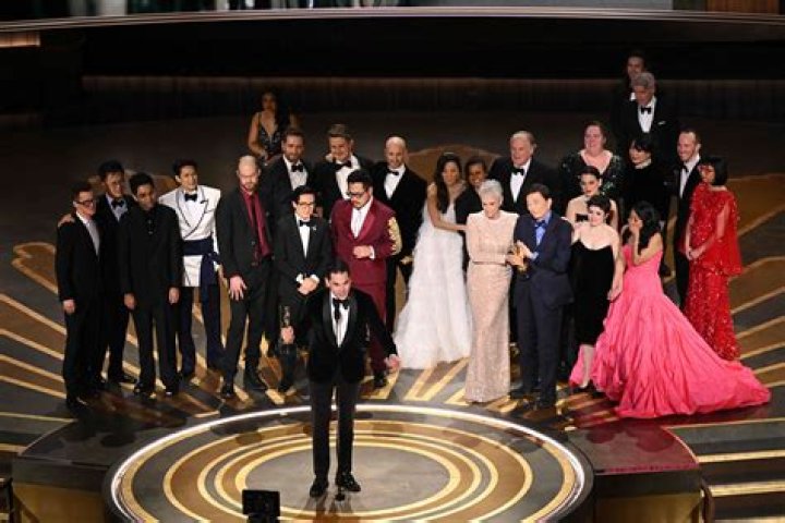What is the name of the person who hosts the 2020 Oscars awards show?