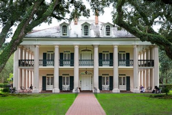 What is the oldest plantation house in Louisiana?