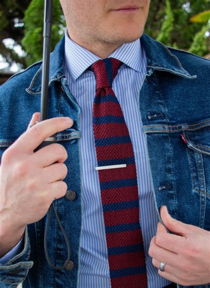 What is the proper way to wear a tie pin?