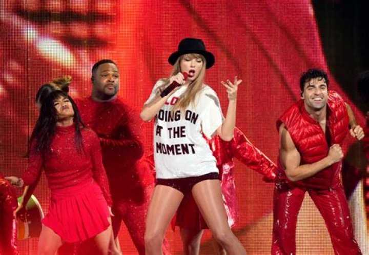 What song does oz dance to in American Reunion?