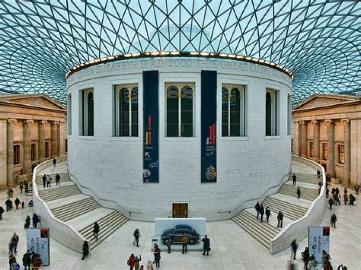 What time does London museums close?