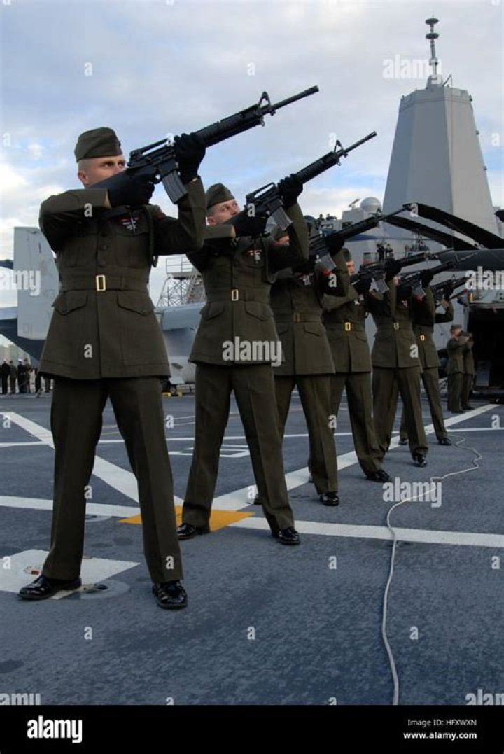 Who gets a 3 volley salute?